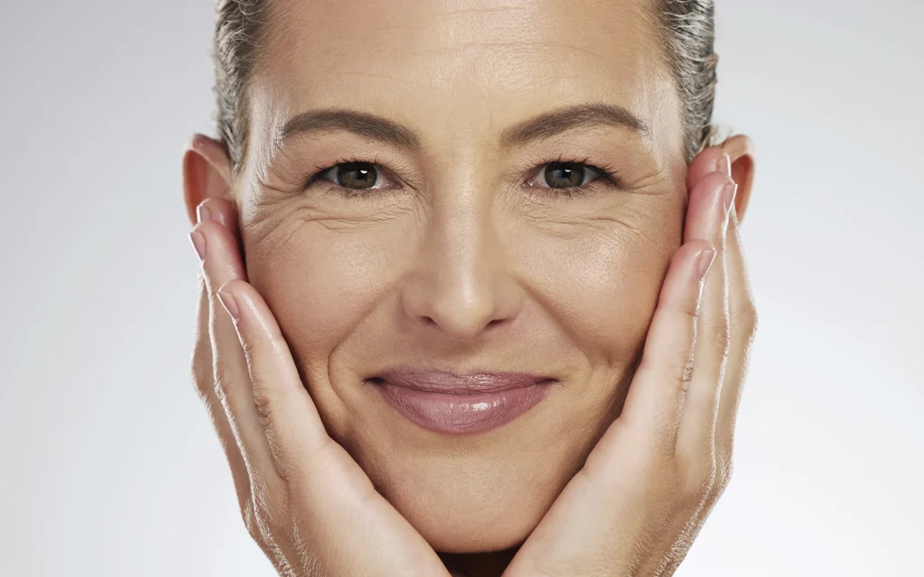 Acide hyaluronique : comment rajeunir sans transformer son visage ?